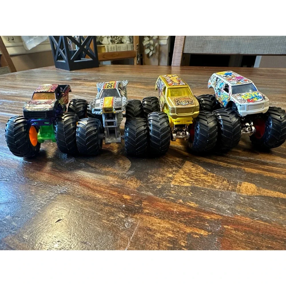 Monster Jam Trucks Lot of 4 Max-D‎ Psycho Delic Potty Central 4-Wheel Hive
